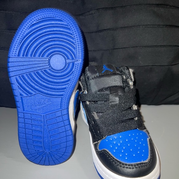 AIR JORDAN 1 MID 'HYPER ROYAL' - Picture 3 of 3